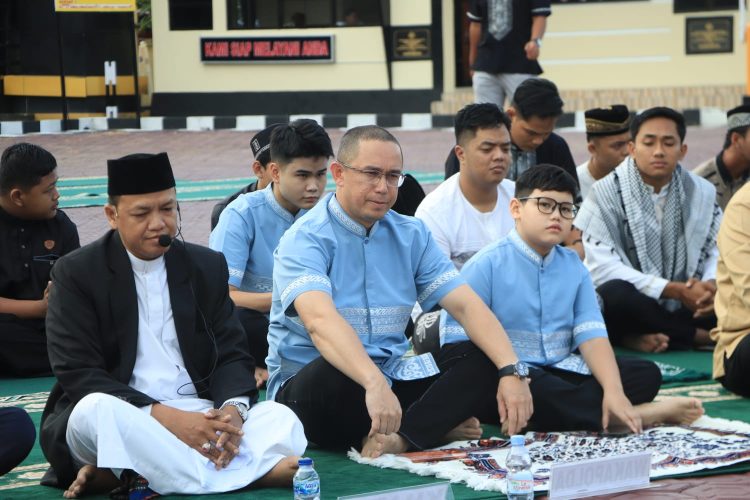 Tampak hadir dalam kegiatan tersebut Kapolres Seruyan AKBP Beddy Suwendi, S.H., S.I.K., Ketua Bhayangkari Cabang Seruyan Ny. Putri Beddy, para Pejabat Utama (PJU) Polres Seruyan, serta seluruh personel Polres Seruyan yang beragama Islam.