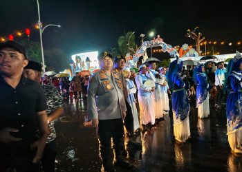 Pengamanan dilakukan dengan menempatkan personel di sejumlah titik strategis guna mengantisipasi potensi gangguan kamtibmas serta memastikan jalannya pawai berlangsung aman dan tertib.