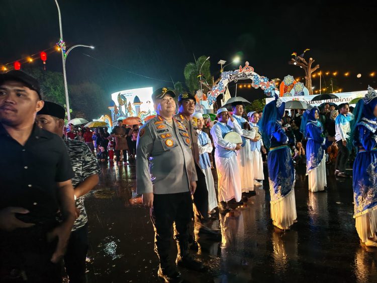Pengamanan dilakukan dengan menempatkan personel di sejumlah titik strategis guna mengantisipasi potensi gangguan kamtibmas serta memastikan jalannya pawai berlangsung aman dan tertib.