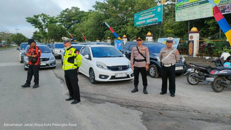 Pengamanan dilakukan oleh personel yang dipimpin Padal Ipda Rahmadi dengan menempatkan anggota di sejumlah titik strategis guna memastikan seluruh rangkaian ibadah berjalan aman dan lancar.