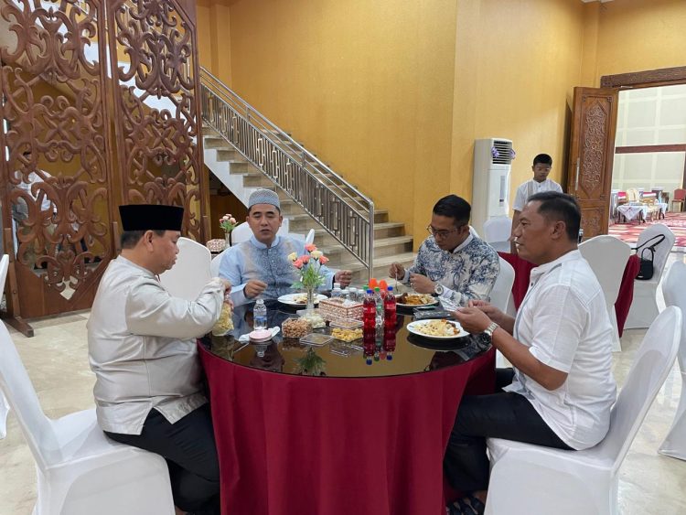 Polres Kotawaringin Timur bersama PJU laksanakan kegiatan Halal Bihalal Idul Fitri di Rumah Jabatan Forkopimda, (Bupati Kotim/ Dandim 1015) Sabtu (21/03/2026) Siang.