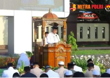 Kepala Kepolisian Daerah Sulawesi Selatan (Kapolda Sulsel) Irjen Pol. Djuhandhani Rahardjo Puro, S.H., M.H., melaksanakan Salat Idul Fitri 1 Syawal 1447 Hijriah bersama umat Muslim di Lapangan Upacara Mapolda Sulsel, Sabtu (21/03/2026).