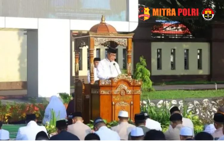 Kepala Kepolisian Daerah Sulawesi Selatan (Kapolda Sulsel) Irjen Pol. Djuhandhani Rahardjo Puro, S.H., M.H., melaksanakan Salat Idul Fitri 1 Syawal 1447 Hijriah bersama umat Muslim di Lapangan Upacara Mapolda Sulsel, Sabtu (21/03/2026).