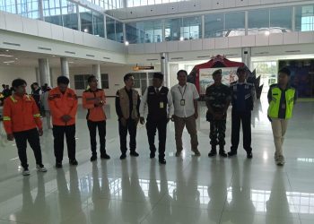 Personel Satsamapta Objek Vital (Satpamobvit) Polresta Palangka Raya tetap melaksanakan tugas pengamanan di Bandara Tjilik Riwut guna memastikan aktivitas penerbangan berjalan aman dan lancar.