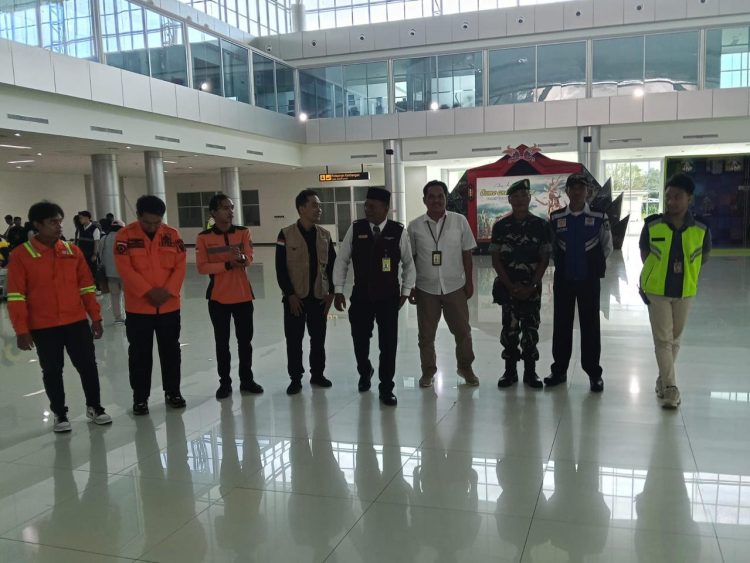 Personel Satsamapta Objek Vital (Satpamobvit) Polresta Palangka Raya tetap melaksanakan tugas pengamanan di Bandara Tjilik Riwut guna memastikan aktivitas penerbangan berjalan aman dan lancar.