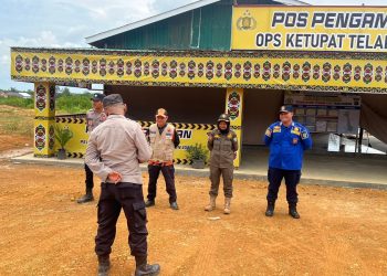 Personel gabungan yang bertugas di Pos Pengamanan (Pos Pam) Km 64 Desa Bangkal, Kecamatan Danau Sembuluh, melaksanakan apel piket jaga Regu II Operasi Ketupat Telabang 2026, Senin (23/3/2026) pagi.
