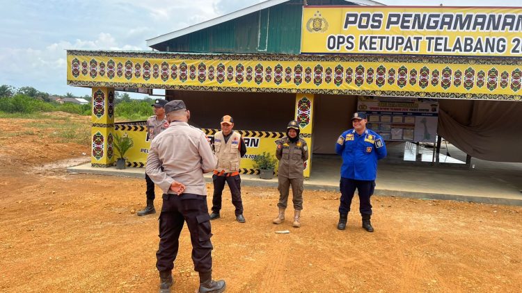 Personel gabungan yang bertugas di Pos Pengamanan (Pos Pam) Km 64 Desa Bangkal, Kecamatan Danau Sembuluh, melaksanakan apel piket jaga Regu II Operasi Ketupat Telabang 2026, Senin (23/3/2026) pagi.