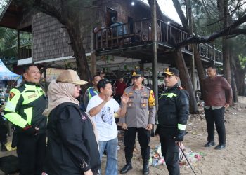 Kapolres Kotim AKBP Resky Maulana Zulkarnain, S.H.,S.l.K. M.H. didampingi Kabag Ops Polres Kotim Kompol Marsono S.H, M.M. bersama Wakil Bupati Kotim Hj Irawati, Spd. melaksanakan kegiatan kunjungan Pengecekan Pos Pelayanan Terpadu, kelengkapan personil termasuk dari instansi yang terkait, ini membuktikan sinergitas antara Polri, TNl,Pemda, dan instansi terkait lainnya.
Senin sore (23/03/26).