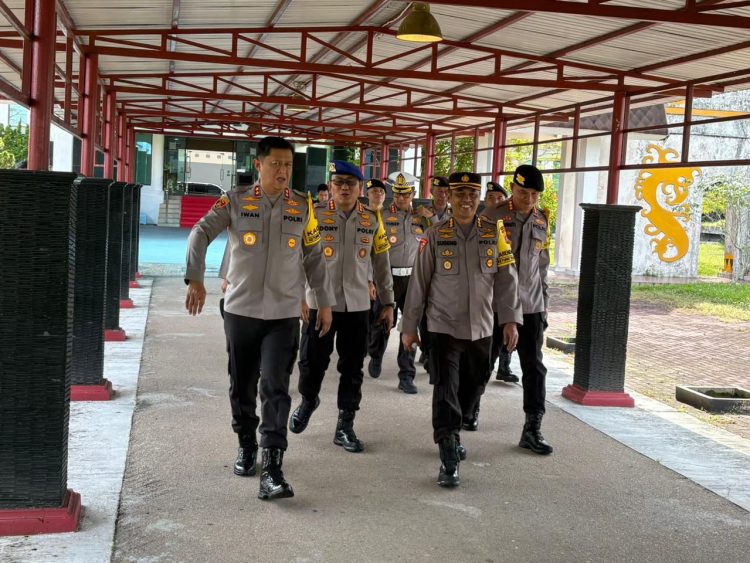 Satsamapta Objek Vital (Satpamobvit) Polresta Palangka Raya melaksanakan pengamanan kegiatan keberangkatan Kapolda Kalimantan Tengah beserta rombongan di Bandara Tjilik Riwut.