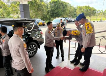 Personel Satpamobvit Polresta Palangka Raya menunjukkan kesiapsiagaannya dengan melaksanakan pengamanan rangkaian kegiatan Kapolda Kalimantan Tengah yang akan melaksanakan patroli udara menggunakan helikopter di Bandara Tjilik Riwut.
