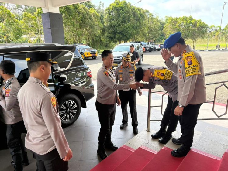 Personel Satpamobvit Polresta Palangka Raya menunjukkan kesiapsiagaannya dengan melaksanakan pengamanan rangkaian kegiatan Kapolda Kalimantan Tengah yang akan melaksanakan patroli udara menggunakan helikopter di Bandara Tjilik Riwut.