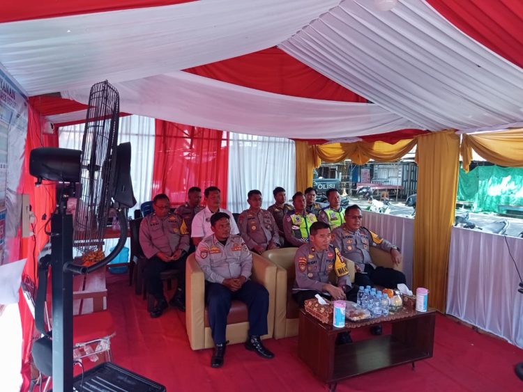 Jajaran Polres Seruyan yang hadir mengikuti vicon antara lain Wakapolres Seruyan Kompol Hendry, S.E.; Kabaglog Polres Seruyan AKP Nelson Halomoan Purba; Kasatpolairud Polres Seruyan AKP Sriyono, S.H.; Kasatlantas Polres Seruyan IPTU Subronto, S.H.; KBO Satresnarkoba Polres Seruyan IPTU Dwi Priyono, S.H.; Kasiwas Polres Seruyan IPDA Adhi Sri Harta; KBO Satlantas Polres Seruyan IPDA Edi Purwanto; serta personel Polres Seruyan.