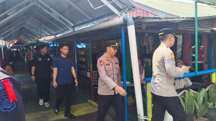 Polsek Sabangau Polresta Palangka Raya melaksanakan pengamanan di kawasan Wisata Air Hitam Sungai Sabangau, Kelurahan Kereng Bangkirai, Kecamatan Sabangau.