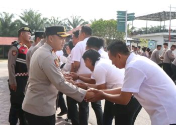 Kapolres Katingan AKBP Dodik Hartono, S.H., S.I.K., M.H. menggelar kegiatan halal bihalal bersama seluruh personel usai pelaksanaan apel pagi di lingkungan Mapolres Katingan, Kegiatan tersebut dilaksanakan dalam rangka mempererat silaturahmi pasca perayaan Idul Fitri 1447 H. Rabu (25/3/2026) pagi.