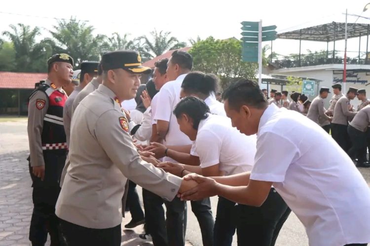 Kapolres Katingan AKBP Dodik Hartono, S.H., S.I.K., M.H. menggelar kegiatan halal bihalal bersama seluruh personel usai pelaksanaan apel pagi di lingkungan Mapolres Katingan, Kegiatan tersebut dilaksanakan dalam rangka mempererat silaturahmi pasca perayaan Idul Fitri 1447 H. Rabu (25/3/2026) pagi.