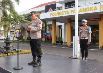 Kasiwas Polresta Palangka Raya memimpin apel pagi sekaligus memberikan arahan kepada seluruh personel, Rabu (25/3/2026).