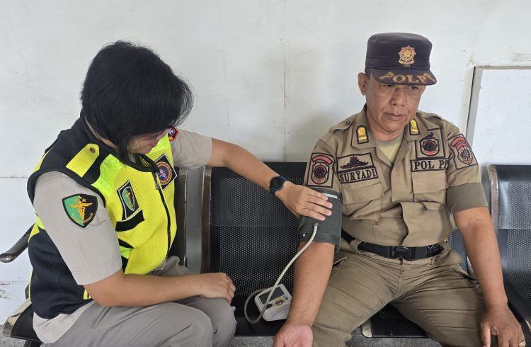 Rumah Sakit (Rumkit) Bhayangkara Tingkat III Palangka Raya Polda Kalteng secara rutin melaksanakan pemeriksaan kesehatan bagi personel yang bertugas di Pos Operasi Ketupat Telabang 2026, Rabu (25/3/2026) pagi.