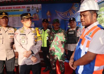 Karoops Polda Kalteng Kombes Pol Dr. Sugeng Riyadi, S.I.K., M.Si. beserta Team dan didampingi oleh Kabagops Polres Kotim Kompol Marsono,S.H,M.M melaksana kan kegiatan Pengecekan Pos Pelayanan Pelabuhan di Sampit, cek kelengkapan personil termasuk dari instansi yang terkait, dalam Operasi Ketupat Telabang 2026 bertempat di Jalan Jl Usman Harun Komplek Pelabuhan Pelindo III Sampit. Rabu siang (25/03/26).