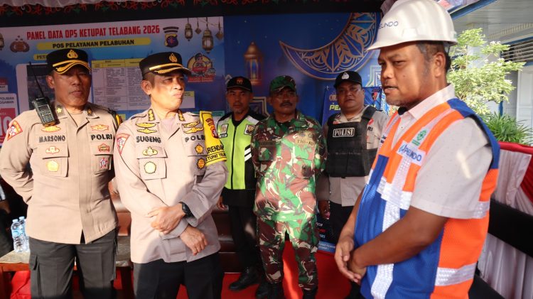 Karoops Polda Kalteng Kombes Pol Dr. Sugeng Riyadi, S.I.K., M.Si. beserta Team dan didampingi oleh Kabagops Polres Kotim Kompol Marsono,S.H,M.M melaksana kan kegiatan Pengecekan Pos Pelayanan Pelabuhan di Sampit, cek kelengkapan personil termasuk dari instansi yang terkait, dalam Operasi Ketupat Telabang 2026 bertempat di Jalan Jl Usman Harun Komplek Pelabuhan Pelindo III Sampit. Rabu siang (25/03/26).