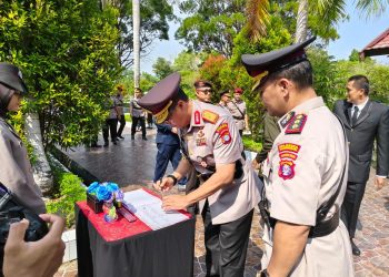 Wakapolresta Palangka Raya turut mengikuti kegiatan tabur bunga di Taman Makam Pahlawan (TMP) Sanaman Lampang.