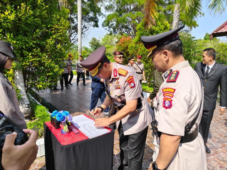 Wakapolresta Palangka Raya turut mengikuti kegiatan tabur bunga di Taman Makam Pahlawan (TMP) Sanaman Lampang.
