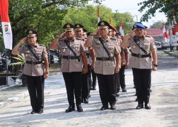 Polresta Palangka Raya mengikuti kegiatan upacara ziarah rombongan di Taman Makam Pahlawan (TMP) Sanaman Lampang.