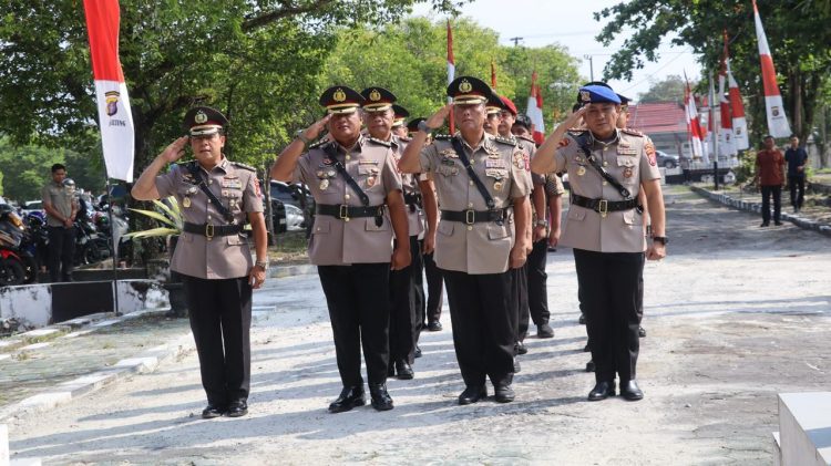 Polresta Palangka Raya mengikuti kegiatan upacara ziarah rombongan di Taman Makam Pahlawan (TMP) Sanaman Lampang.