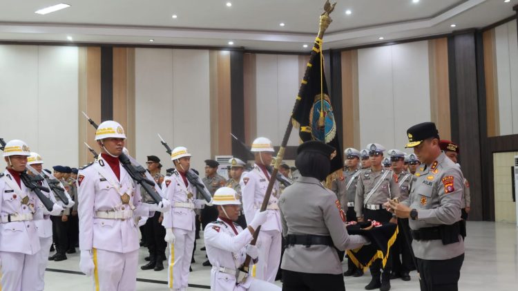 Kepolisian Daerah Kalimantan Tengah menggelar upacara pensucian Pataka "Manunggal Dharma Karya Jaya" bertempat di Gedung Graha Bhayangkara Mapolda setempat, Kamis (26/3/2026) pagi.