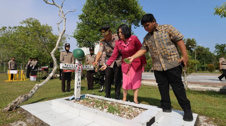 Polda Kalimantan Tengah (Kalteng) melaksanakan upacara ziarah dan tabur bunga, di Taman Makam Pahlawan (TMP) Sanaman Lampang, Jl. Tjilik Riwut Km. 3, Kota Palangka Raya, Kamis (26/3/2026) pukul 09.00 WIB.