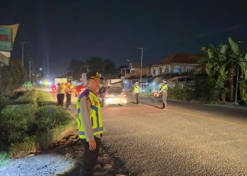Kapolres Ogan Ilir AKBP Bagus Suryo Wibowo, S.I.K., M.H bersama Personel Gabungan Lantas dan Samapta Lakukan Penyekatan Kendaraan Sumbu Tiga Guna Hindari Penumpukan Kendaraan di Pelabuhan Bakauheni Lampung