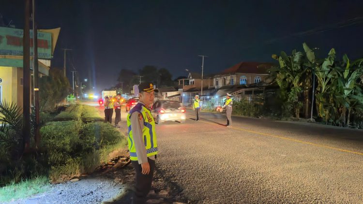 Kapolres Ogan Ilir AKBP Bagus Suryo Wibowo, S.I.K., M.H bersama Personel Gabungan Lantas dan Samapta Lakukan Penyekatan Kendaraan Sumbu Tiga Guna Hindari Penumpukan Kendaraan di Pelabuhan Bakauheni Lampung