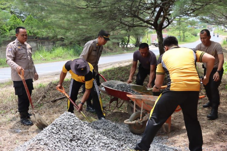 Polres Ogan Ilir melaksanakan kegiatan Gerakan Indonesia ASRI (Aman, Sehat, Resik, dan Indah) melalui Program BELIDA Polda Sumsel pada Jumat (27/3/2026). Kegiatan ini berlangsung di lingkungan Mako Polres Ogan Ilir serta di jalan depan Poliklinik Polres Ogan Ilir.