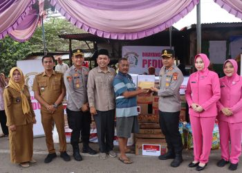 Kapolres Ogan Ilir AKBP Bagus Suryo Wibowo, S.I.K., M.H., bersama Pejabat Utama (PJU) Polres Ogan Ilir serta Ketua Bhayangkari Cabang Ogan Ilir Ny. Asriana Bagus beserta pengurus, dengan menyalurkan bantuan sosial kepada korban kebakaran di Desa Ibul Besar III, Kecamatan Pemulutan, Kabupaten Ogan Ilir, Senin (30/03/2026).