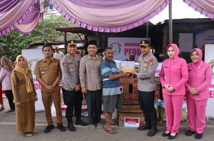 Kapolres Ogan Ilir AKBP Bagus Suryo Wibowo, S.I.K., M.H., bersama Pejabat Utama (PJU) Polres Ogan Ilir serta Ketua Bhayangkari Cabang Ogan Ilir Ny. Asriana Bagus beserta pengurus, dengan menyalurkan bantuan sosial kepada korban kebakaran di Desa Ibul Besar III, Kecamatan Pemulutan, Kabupaten Ogan Ilir, Senin (30/03/2026).