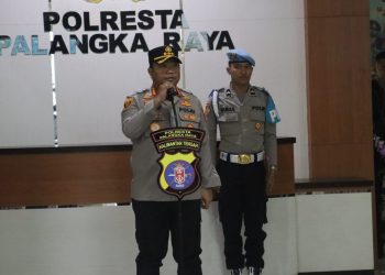 Kapolresta Palangka Raya memimpin apel pagi yang dilaksanakan di halaman Mapolresta Palangka Raya.
