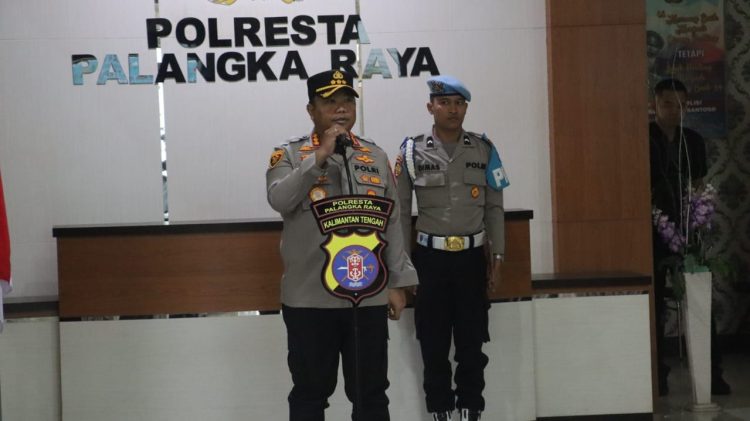 Kapolresta Palangka Raya memimpin apel pagi yang dilaksanakan di halaman Mapolresta Palangka Raya.