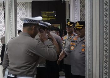 Kapolresta Palangka Raya memimpin kegiatan halal bihalal bersama seluruh personel di ruang lobi Mapolresta Palangka Raya.