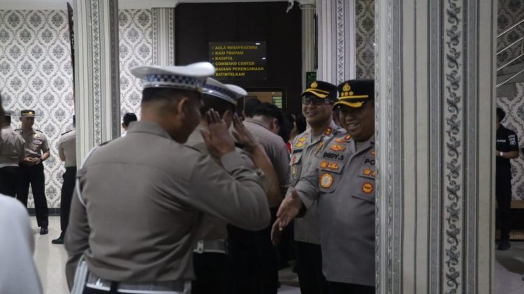 Kapolresta Palangka Raya memimpin kegiatan halal bihalal bersama seluruh personel di ruang lobi Mapolresta Palangka Raya.