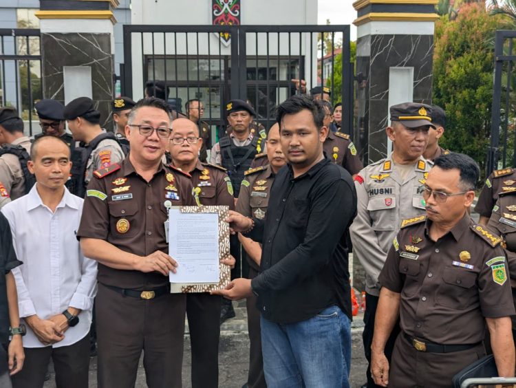 Aksi damai yang digelar oleh Serikat Mahasiswa Muslimin (SEMMI) Kalteng di depan Kantor Kejaksaaan Tinggi (Kejati) Kalteng, Jalan Imam Bonjol, Kota Palangka Raya, Kalimantan Tengah, berakhir dengan situasi yang kondusif, Senin (30/3/2026) sore.