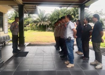 Kapolsek Rakumpit memberikan amanat kepada personel dalam kegiatan apel yang dilaksanakan di lingkungan Polsek Rakumpit sebagai bentuk evaluasi sekaligus motivasi terhadap pelaksanaan tugas.