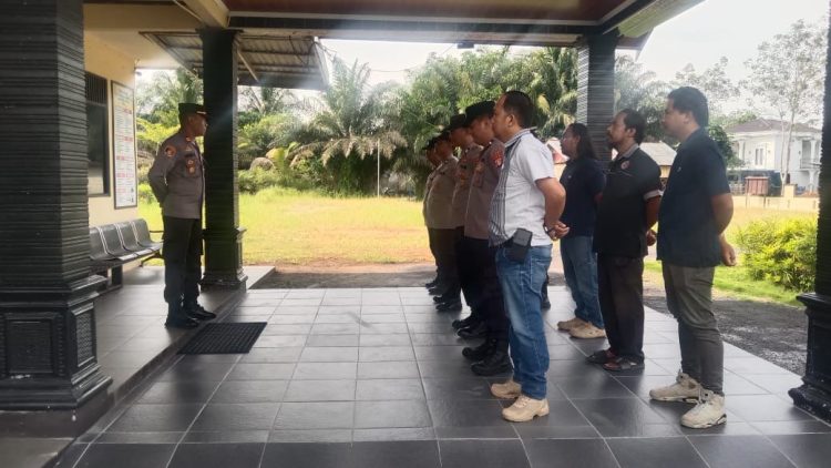 Kapolsek Rakumpit memberikan amanat kepada personel dalam kegiatan apel yang dilaksanakan di lingkungan Polsek Rakumpit sebagai bentuk evaluasi sekaligus motivasi terhadap pelaksanaan tugas.
