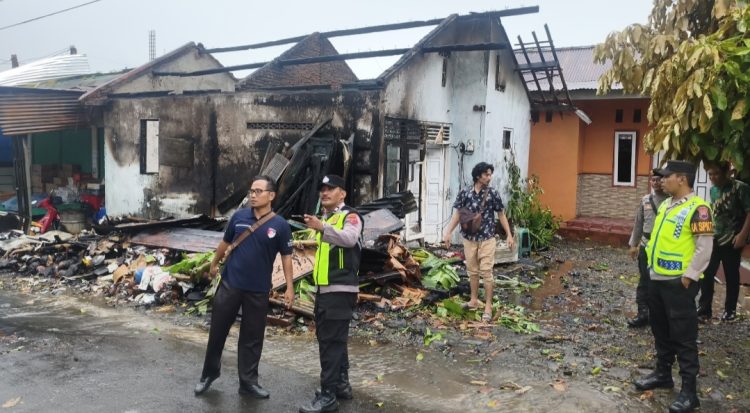 Kejadian kebakaran menimpa rumah warga di Dusun Bandingan, Desa Meri, Kecamatan Kutasari, Kabupaten Purbalingga, Rabu (5/3/2026). Tidak ada korban jiwa akibat kebakaran namun kerugian ditaksir puluhan juta rupiah.