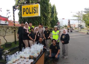 Kegiatan yang berlangsung di depan Mako Polres Purbalingga mulai pukul 16.00 WIB hingga 17.30 WIB tersebut membagikan sebanyak 300 paket takjil kepada para pengguna jalan yang melintas, baik pengendara roda dua, roda empat maupun masyarakat sekitar yang tengah menjalankan ibadah puasa.