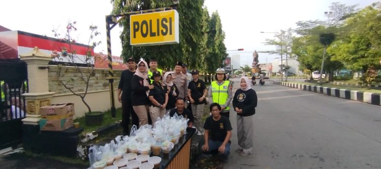 Kegiatan yang berlangsung di depan Mako Polres Purbalingga mulai pukul 16.00 WIB hingga 17.30 WIB tersebut membagikan sebanyak 300 paket takjil kepada para pengguna jalan yang melintas, baik pengendara roda dua, roda empat maupun masyarakat sekitar yang tengah menjalankan ibadah puasa.