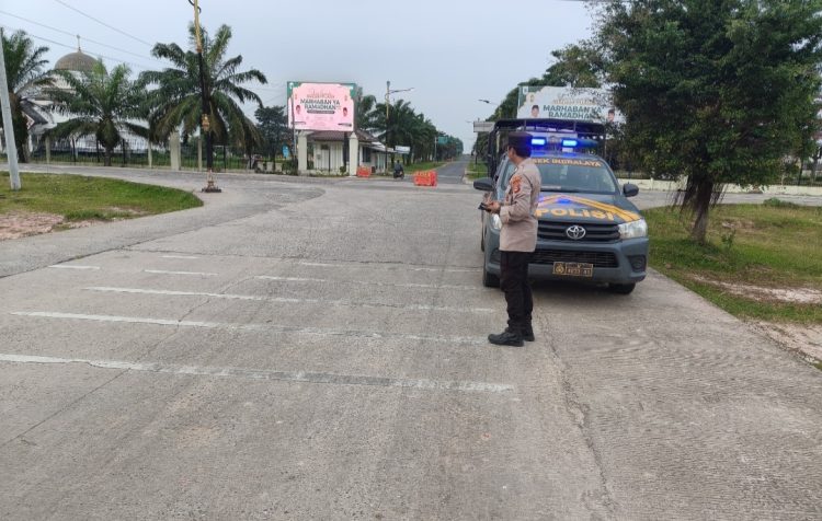 Personel Polsek Indralaya melaksanakan kegiatan patroli subuh guna mengantisipasi berbagai potensi gangguan keamanan dan ketertiban masyarakat (kamtibmas) di wilayah hukumnya, Sabtu (7/3/2026) pagi.