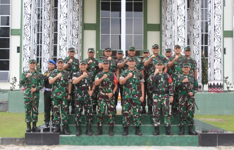 Kedatangan Mayjend TNI Hendy Antariksa disambut langsung oleh Danyon TP 901/SG Letkol Inf Mahfudz, S. Sos. dan seluruh staf, sebelumnya Pangdam l/Bukit Barisan, juga mengunjungi Makodim 0207/Simalungun.