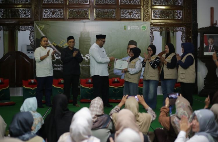 Bupati juga menyerahkan bantuan sebesar Rp5.000.000 kepada perwakilan Garda Emas dari wilayah Karangreja sebagai bentuk dukungan terhadap kegiatan dan semangat para pemuda.