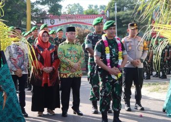 Kapolres Kotim AKBP Resky Maulana Zulkarnain, S.H. S.l.K.,M.H. beserta Unsur Forkopimda menyambut kedatangan anggota Bataliyon Infantri (Yonif) 923 TP Mentaya berjumlah 538 Prajurit TNI AD dipimpin Mayor Inf Hengki Saputra, S.T
Han., S.I.P., M.I.P. di Gedung Expo depan stadion 29 Nopember Jl Cilik Riwut km 3 Kecamatan Baamang Sampit Kabupaten Kotawaringin Timur. Jumat (13/03/26).