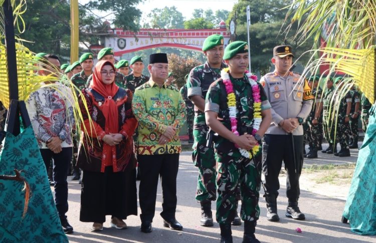 Kapolres Kotim AKBP Resky Maulana Zulkarnain, S.H. S.l.K.,M.H. beserta Unsur Forkopimda menyambut kedatangan anggota Bataliyon Infantri (Yonif) 923 TP Mentaya berjumlah 538 Prajurit TNI AD dipimpin Mayor Inf Hengki Saputra, S.T
Han., S.I.P., M.I.P. di Gedung Expo depan stadion 29 Nopember Jl Cilik Riwut km 3 Kecamatan Baamang Sampit Kabupaten Kotawaringin Timur. Jumat (13/03/26).