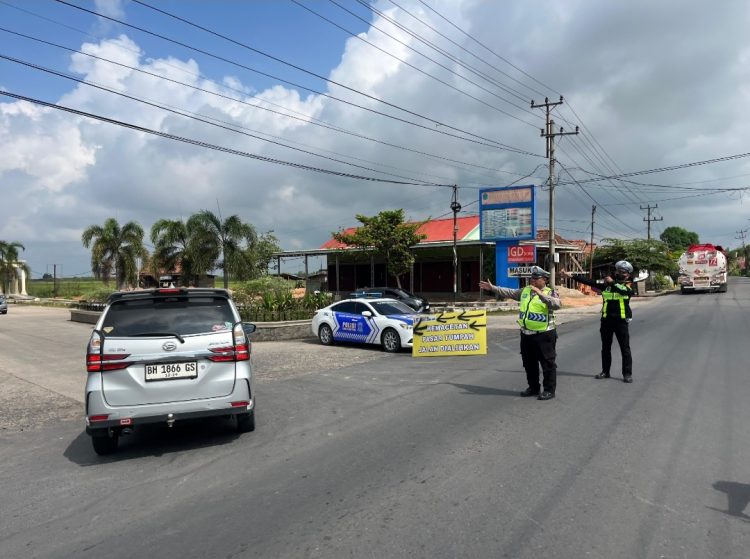 Satlantas Polres Ogan Ilir bergerak cepat melakukan pengalihan arus lalu lintas di kawasan Pasar Indralaya, Jumat pagi (20/03/2026).